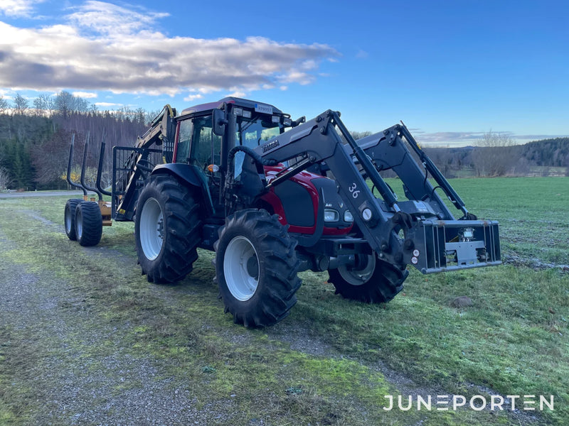 Valtra A83 med lastare & skogshytt