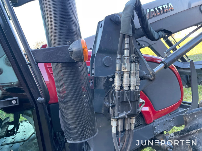 Valtra A83 med lastare & skogshytt