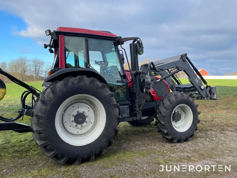 Valtra A83 med lastare & skogshytt