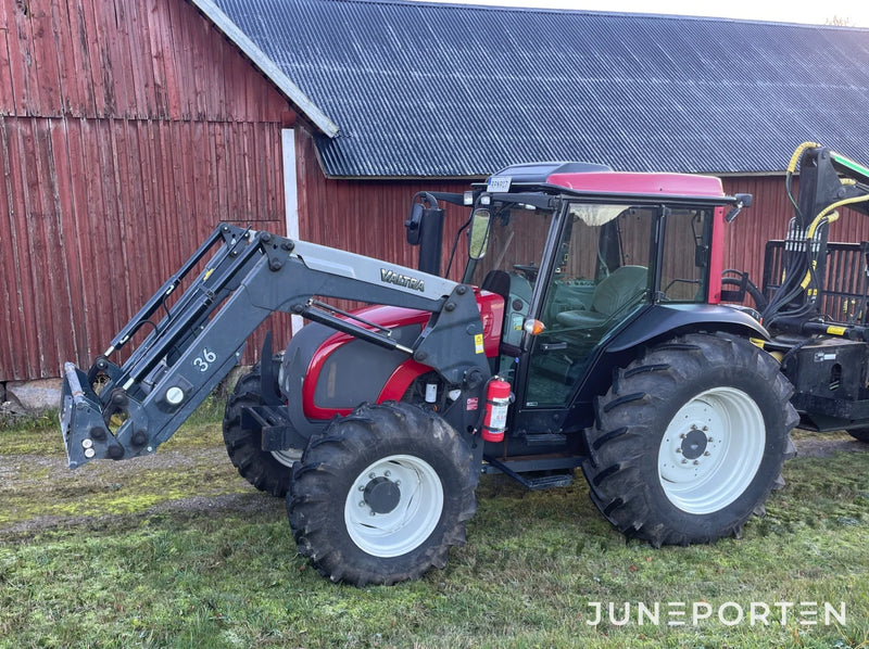 Valtra A83 med lastare & skogshytt