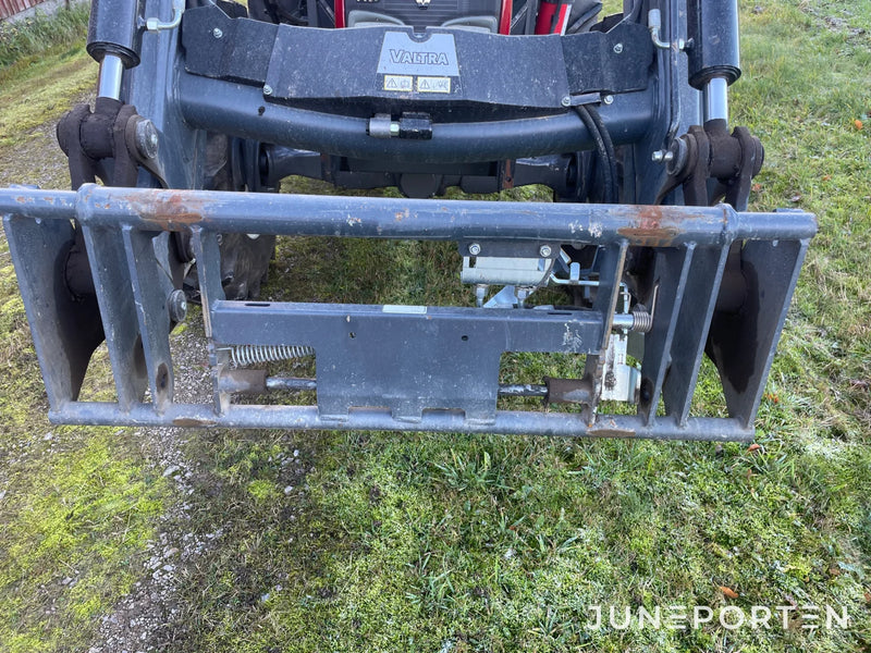 Valtra A83 med lastare & skogshytt