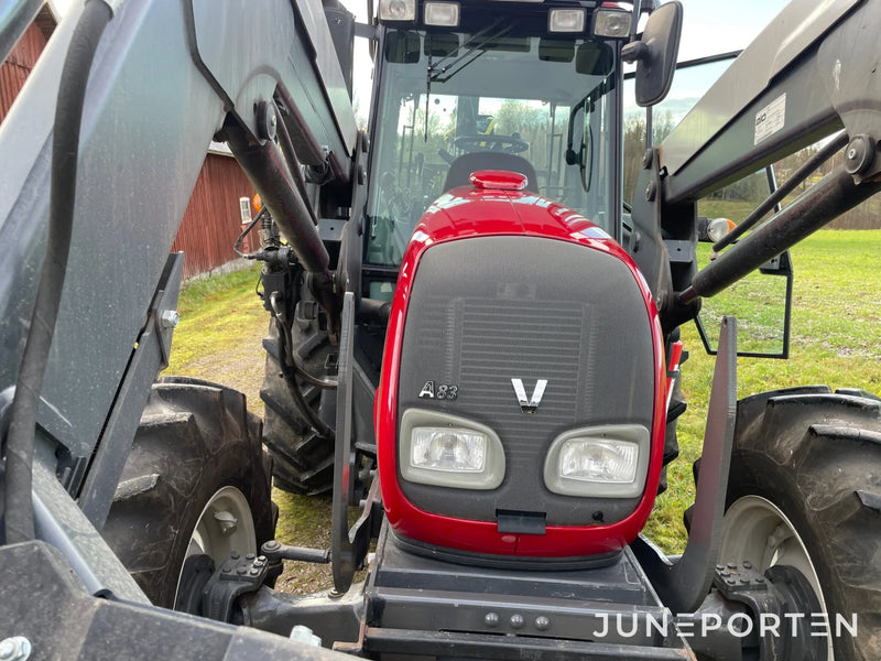 Valtra A83 med lastare & skogshytt