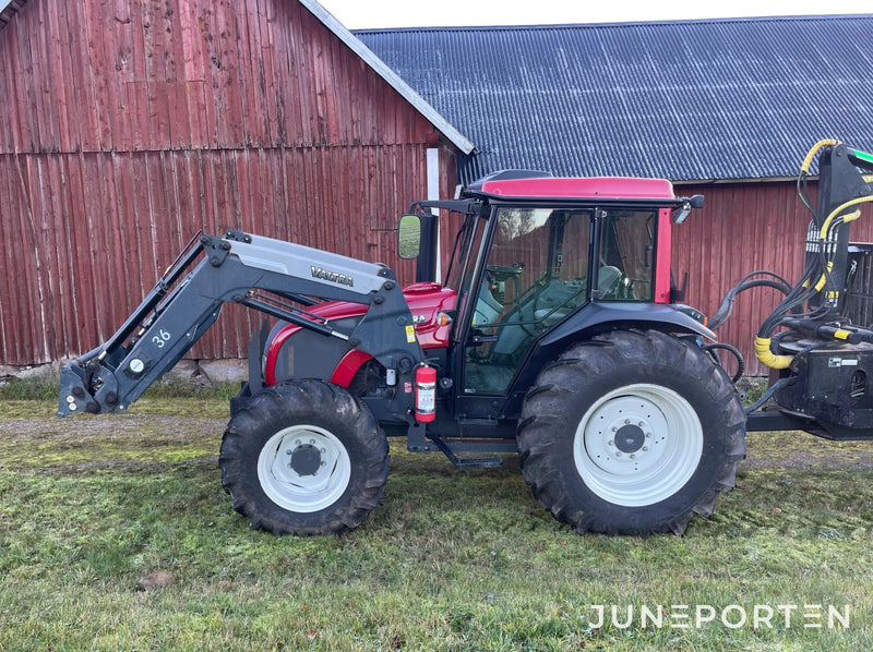 Valtra A83 med lastare & skogshytt